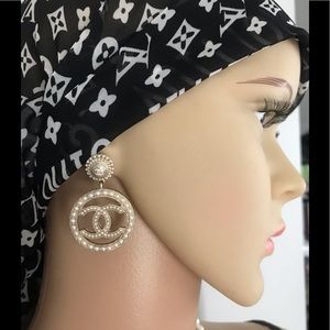 Chanel used medium stud  earrings pearl box